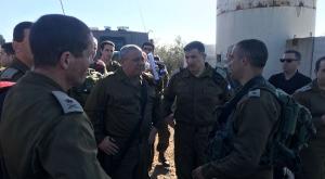 איזנקוט בהערכת מצב בזירת הפיגוע צילום: דובר צה"ל חדשות