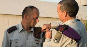 קלפר מקבל את תג היחידה ממפקד פיקוד הצפון צילום: דובר צה"ל חדשות