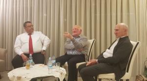 הניצולים עם ליאון בביתו צילום: דוברות ראש העיר ירושלים יום השואה