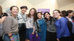 מועלם ותלמידות במדרשות צילום: שמוליק ויליאן ברנז'ה