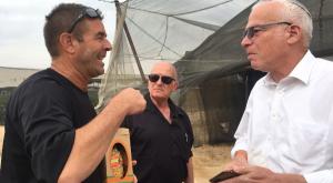 מתפלל לגשם. השר אריאל וחקלאים צילום: ללא קרדיט חדשות