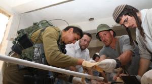 אפית מצות בשאנור צילום: מירי צחי חדשות