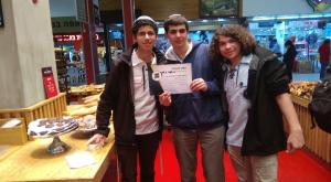 חניכי התנועה מחלקים תעודות לעסקים שומרי שבת צילום: יאיר קלץ נוער