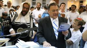 ארכיון: הרב ריסקין בבית כנסת באפרת צילום: פלאש 90. גרשון אלינסטון חדשות
