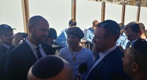 גליק, מועלם-רפאלי ואוחנה בכניסה להר הבית צילום: אברהם בלוך, מטה ארגוני המקדש חדשות