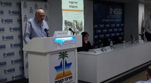 חגי הוברמן חושף את המסמכים על רצועת עזה צילום: דוברות מרכז קטיף  חדשות