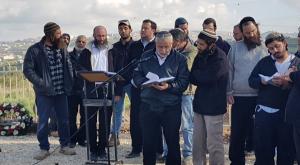 העלייה לקברו של הרב רזיאל שבח בתום השבעה צילום: רועי חדי חדשות