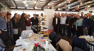 הרב יוסף צבי רימון ועובדי המכון בארוחה החגיגית צילום: "סולמות" ברנז'ה