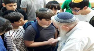 תלמידי חמ"ד הרצוג בני ברק במפגש עם הרב דרוקמן צילום: יח"צ חמ"ד חינוך