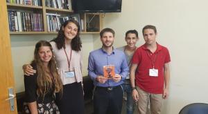 הנערים והנערות שחילקו את הקלפים יחד עם ח"כ סמוטריץ' צילום: ללא קרדיט חדשות