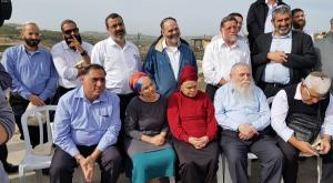 הרב דרוקמן, יעל שבח וראשי המוסדות בחוות גלעד צילום: דוברות יב"ע ברנז'ה