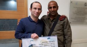 סמח"ט הצנחנים מעניק תעודת הוקרה לישיבת טפחות צילום: ישיבת טפחות חינוך