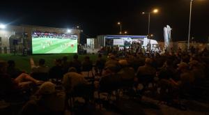 חיילי גולני צופים במונדיאל צילום: סוכנות ג'יני יהדות