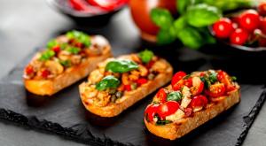 ברוסקטות עם סלטים שונים צילום: shutterstock אוכל