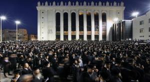 חסידי בעלז ליד מרכז החסידות. ארכיון צילום: קובי גדעון/פלאש 90 חדשות