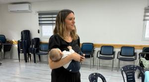 אמילי עמרוסי והתינוקת צילום: באדיבות המצולם ברנז'ה