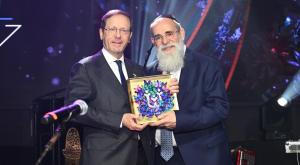 מייסד ונשיא שלוה קלמן סמואלס עם נשיא המדינה יצחק הרצוג צילום: יואב דודקביץ׳ ברנז'ה
