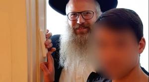 ל. והרב רובינסון קובעים מזוזה בביתו החדש. צילום: יד לאחים יהדות