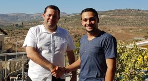 אדם גוזלן עם ראש המועצה יוסי דגן צילום: רועי חדי חדשות