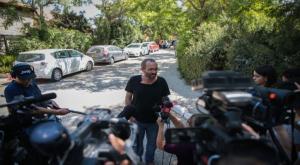 יואב שורק מחוץ לביתו שבעפרה צילום: פלאש 90 ברנז'ה
