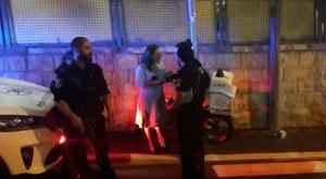חגית משה משוחחת עם השוטרים במקום צילום: יח"צ חדשות