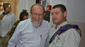 תא"ל עופר וינטר, בוגר מכינת עלי והרב אלי סדן צילום: ׳מכינת עלי-בני דוד׳ חדשות