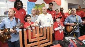 שחקני הפועל ירושלים בביקור צילום: אבי חיון - בי"ח הדסה ברנז'ה
