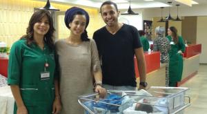 חובקים את בנם הבכור צילום: דוברות מעייני הישועה חדשות