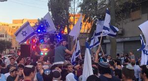 ריקודים ברחובות תל אביב במהלך הכנסת ספר התורה צילום: דוברות בנימין התיישבות