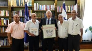 הנשיא עם הצנחנים והאלבום צילום: דוברות בית הנשיא ברנז'ה
