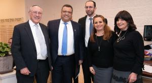 משה ליאון וחגית משה עם ראשי המדרשה צילום: יח"צ ברנז'ה