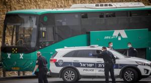האוטובוס שנעצר בכביש 1 צילום: יונתן זינדל, פלאש 90 חדשות