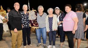 המשתתפים באירוע עם ספר התורה צילום: כפר הנוער הודיות חדשות