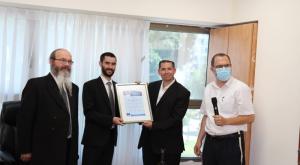 הרב סובול והרב מיכה הלוי מעניקי את פרס ברקאי לקהילת חצרות גנים צילום: ברקאי ברנז'ה