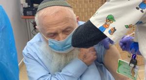 הרב דרוקמן מקבל את החיסון לקורונה צילום: דוברות מרכז ישיבות ואולפנות בנ"ע ברנז'ה