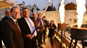 ליאון וברקת בכותל המערבי צילום: הקרן למורשת הכותל המערבי ברנז'ה