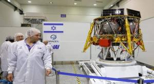 בדרך לירח עם תנ"ך בדיסק און קי צילום: פלאש 90 חדשות