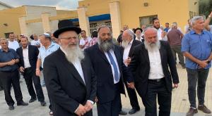 הכתרת הרב עמיאל במושב מאור, השבוע. צילום: שמואל עואמי ברנז'ה