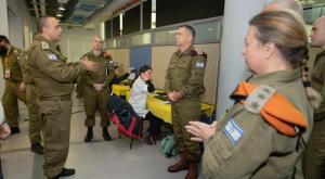 כוכבי בביקור בפיקוד העורף צילום: דובר צה"ל חדשות