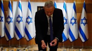 בני גנץ, מדליק נר זיכרון לזכר הנספים בכניסה למשכן הכנסת צילום: דוברות הכנסת - עדינה ולמן. חדשות