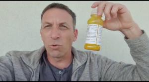 מתן כהנא ומשקה הכורכום צילום: צילום מסך ברנז'ה