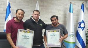 ראש מועצת שומרון מעניק את תעודות ההוקרה לשניים שניטרלו את המחבל צילום: רועי חדי חדשות