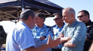 ראש מועצת הר חברון משוחח עם השר בר-לב צילום: ללא התיישבות