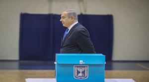 נתניהו מצביע בבחירות הקודמות צילום: Marc Israel Sellem/POOL פוליטי