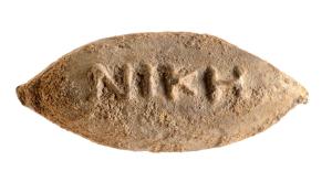 המילה "ניצחון" על גבי הקליע צילום: דפנה גזית, רשות העתיקות חדשות