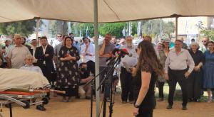 שרה העצני כהן מספידה את סבה צילום: יצחק וייס חדשות