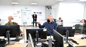 גנץ במפקדת הקורונה צילום: אריאל חרמוני / משרד הביטחון חדשות