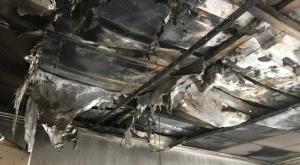 התקרה השרופה בספריית בית הספר צילום: ללא חדשות