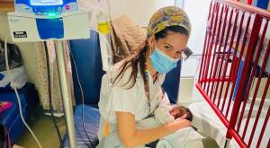 האחות יעל כהן והתינוקת צילום: דוברות הדסה חדשות