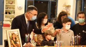 גדעון סער בבית משפחת בן עמי צילום: שרון גבאי חדשות